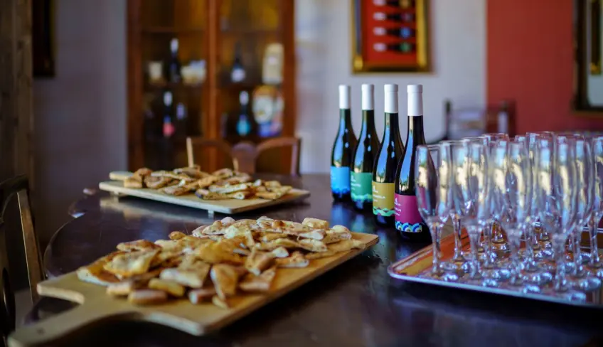 preparazione pizza e vini