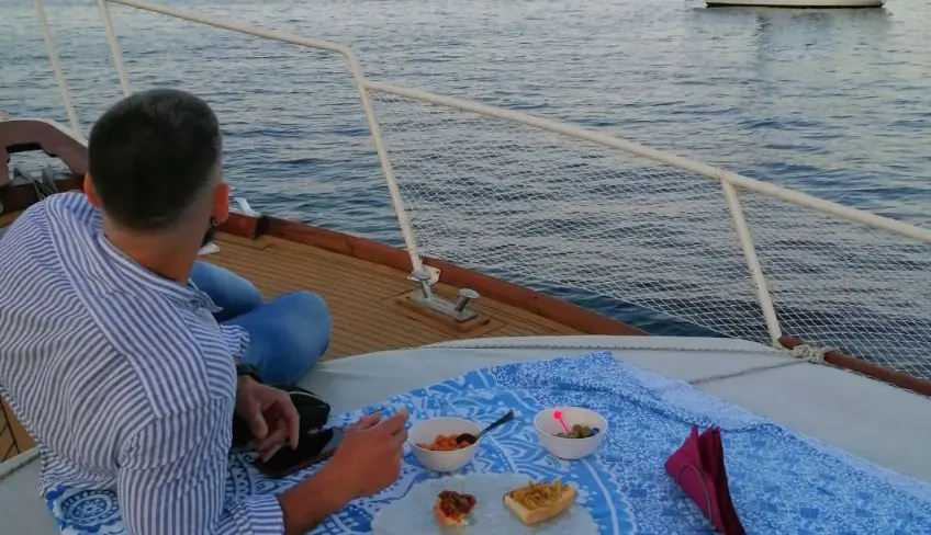 cena e pernottamento in barca